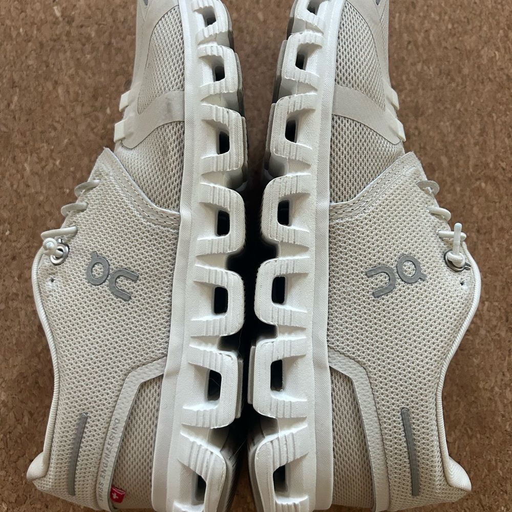 On Cloud 6 color Pearl | White size 6.5 women’s